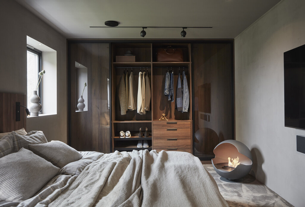 Garderobeinspirasjon Frontrow svart valnøtt grå glass