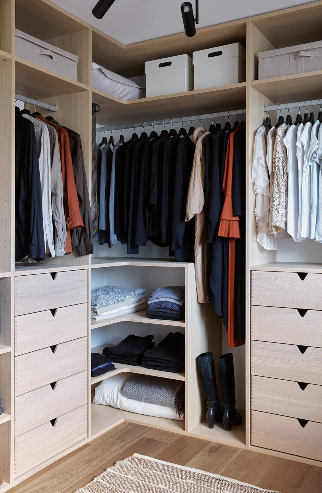 Hjørnegarderobe garderobehylle eik