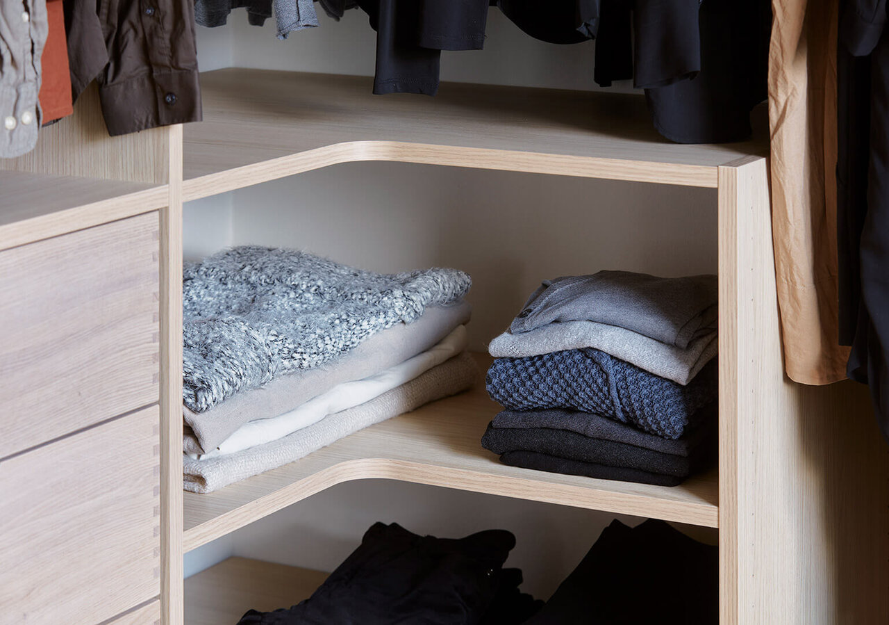 Hjørnegarderobe hjørnehylle i eik