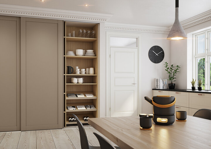 Garderobeinspirasjon Showstopper stengrå med innredning i lys eik