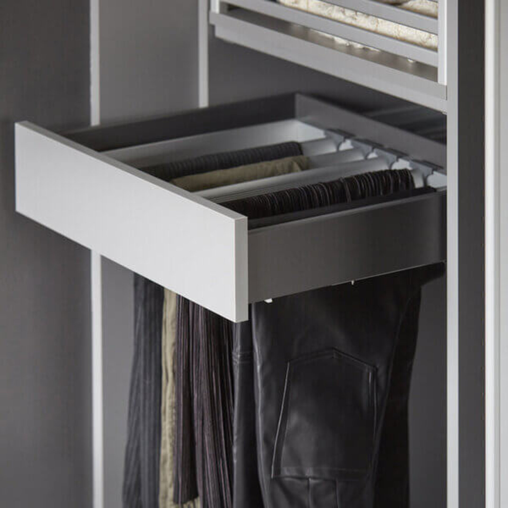 Garderobeinnredning uttrekkbar buksehenger Garderobeinnredning uttrekkbar buksehenger