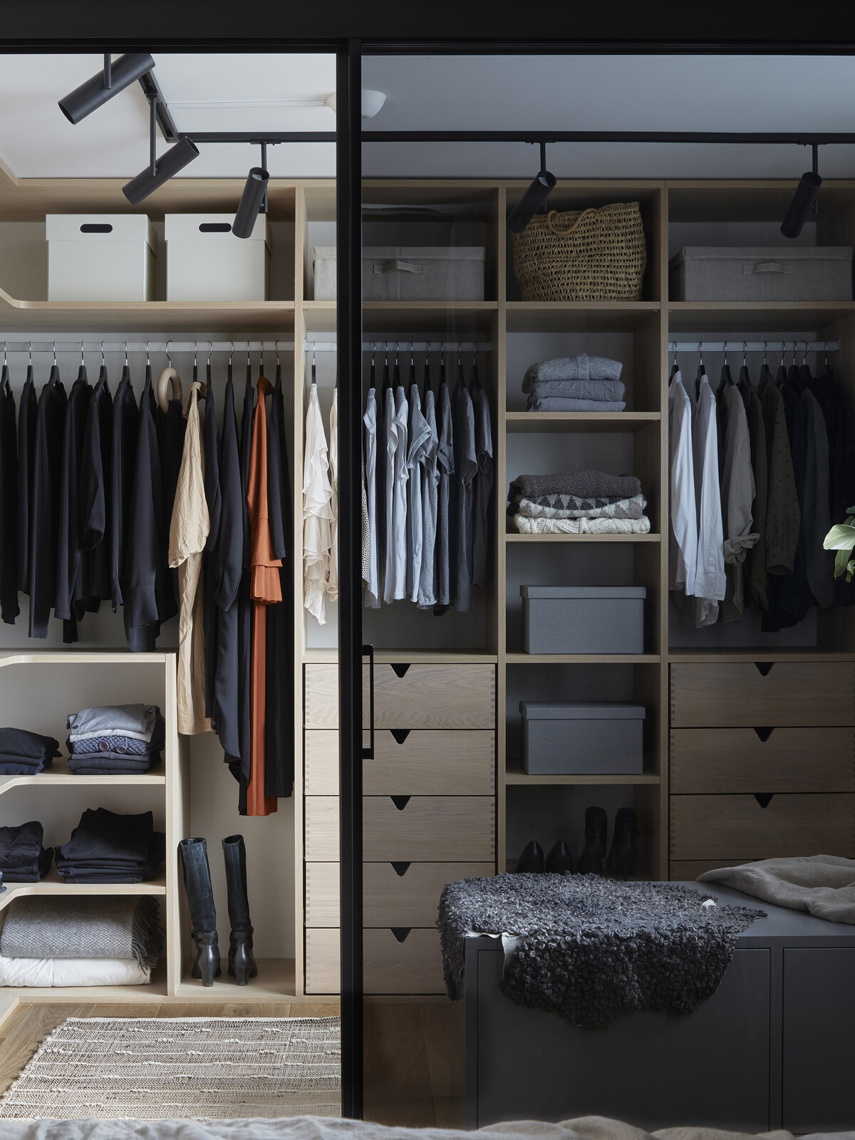 Garderobeinspirasjon Nano svart med grått glass