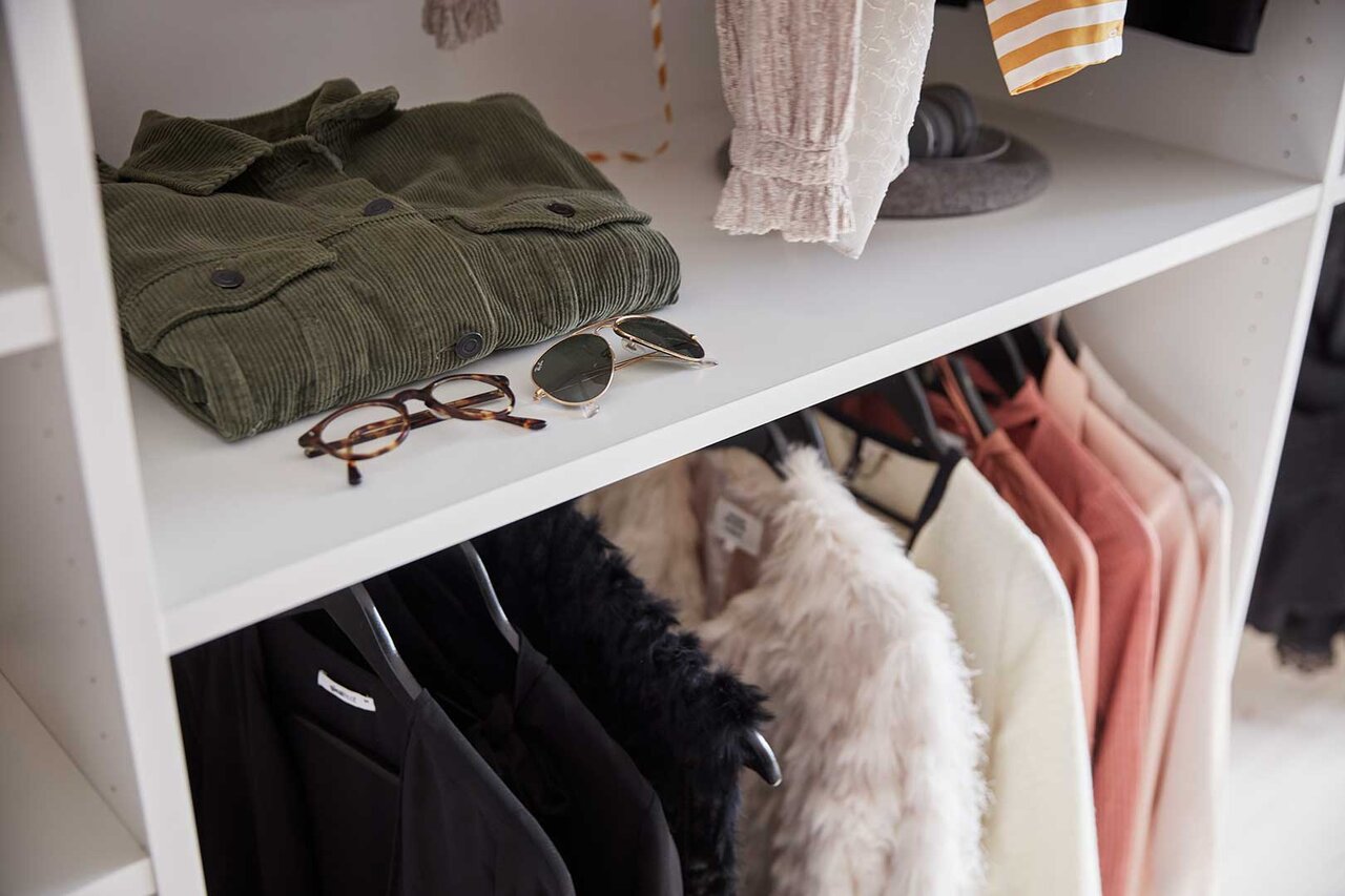 Hvit garderobe med innredning