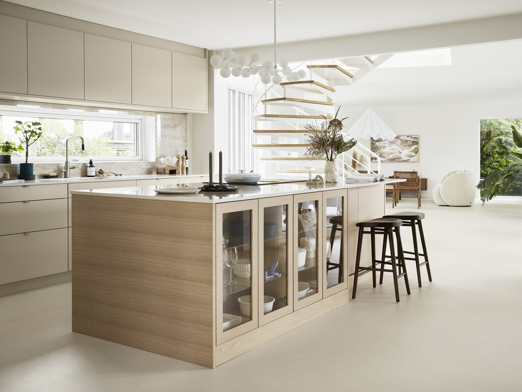 Kjøkkeninspiration Bistro eik hvitpigmentert og østersbeige