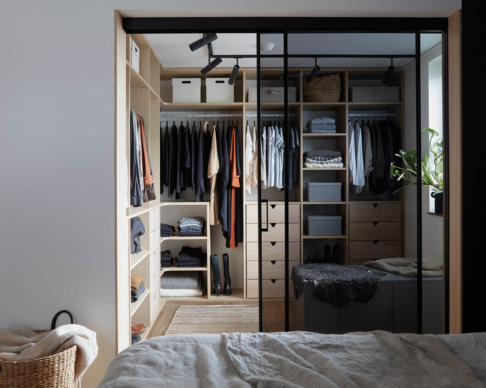 Oppbevaringsinspirasjon Nano svart med grått glass og innredning lys eik