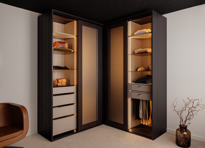 Garderobeinspirasjon Showstopper røkt eik med satinert bronseglass