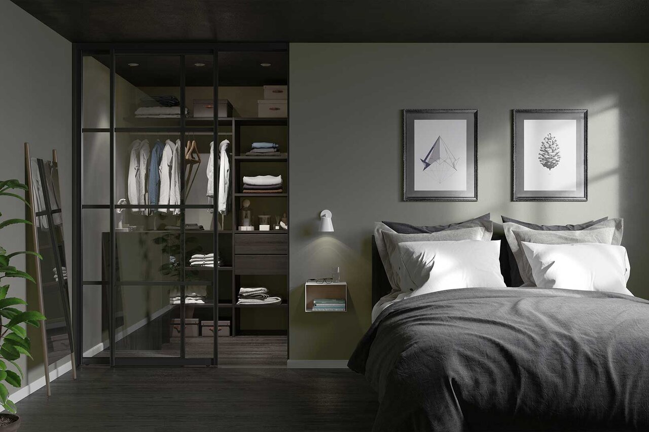 Walk-in closet svart med skyvedør Frontrow Walk-in closet svart med skyvedør Frontrow