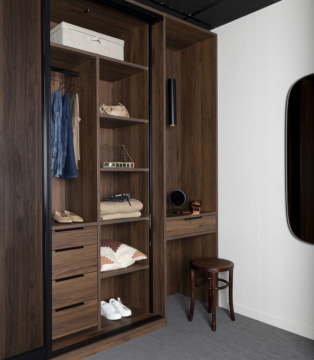 Garderobeinspirasjon Frontrow svart valnøtt