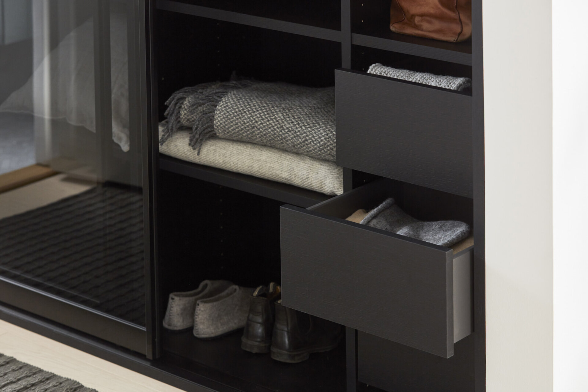 Garderobe inspirasjon - Nano svart med grå glass Garderobe inspirasjon - Nano svart med grå glass
