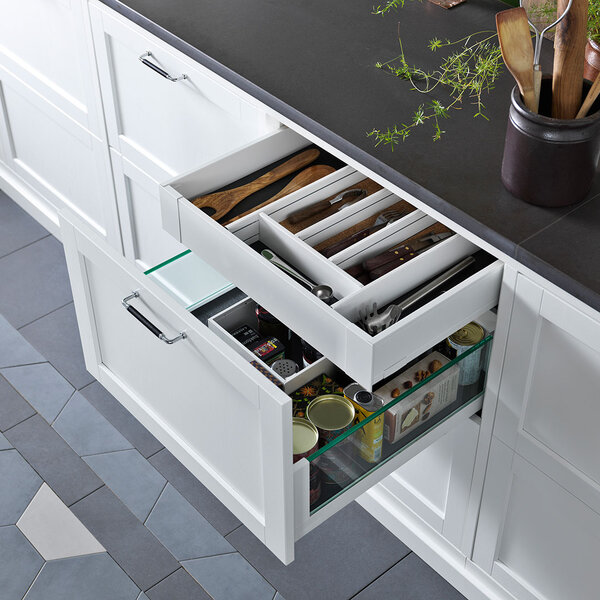 Kjøkken - Hvit skuffe med side i glass och skuffe i metall Kjøkken - Hvit skuffe med side i glass och skuffe i metall