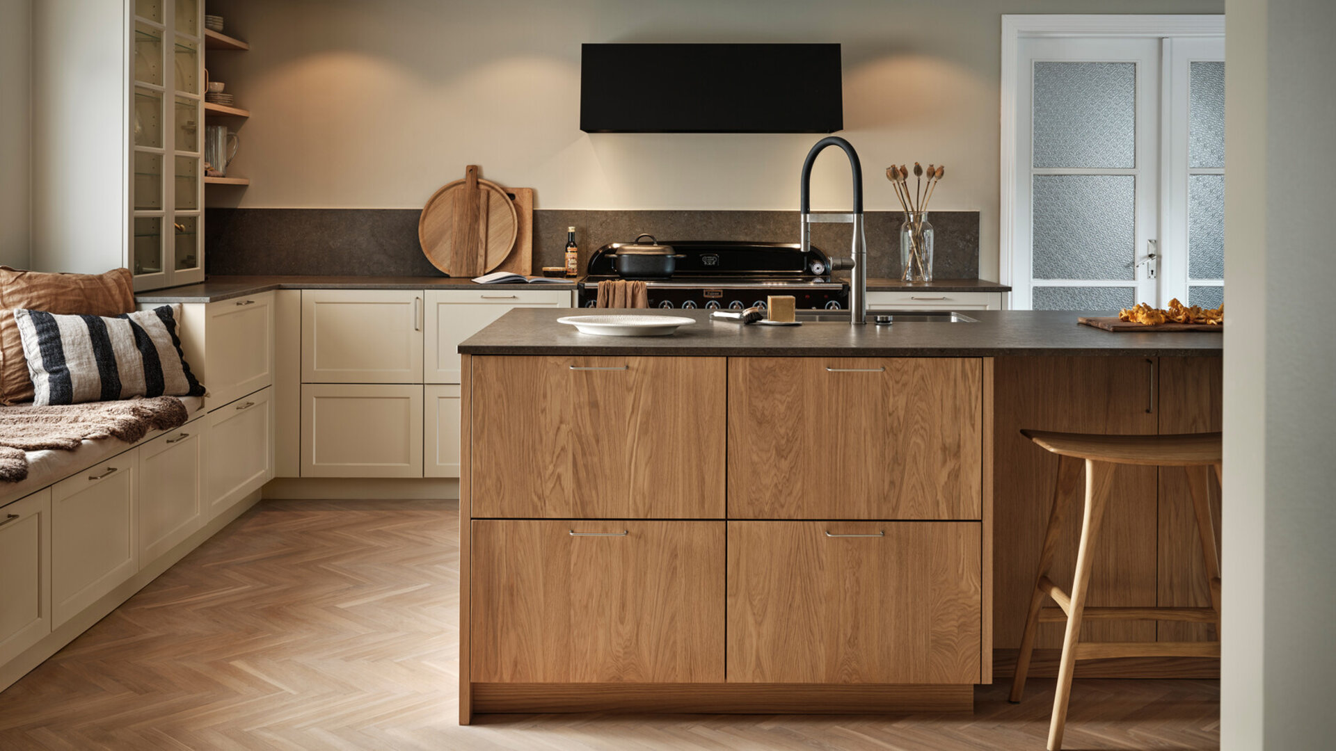 Kjøkkeninspirasjon Wood eik hvitpigmentert og Gastro østersbeige