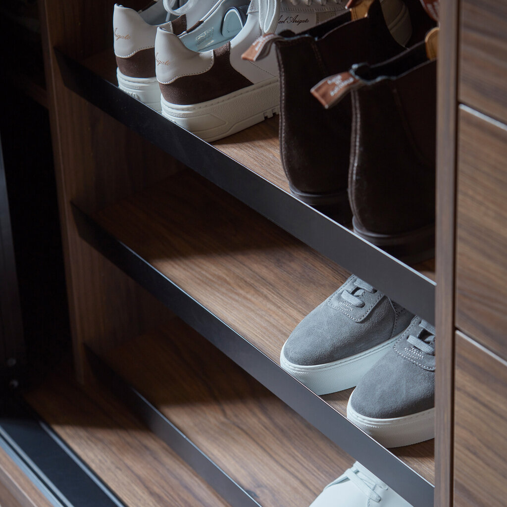 Garderobeinnredning skohylle valnøtt