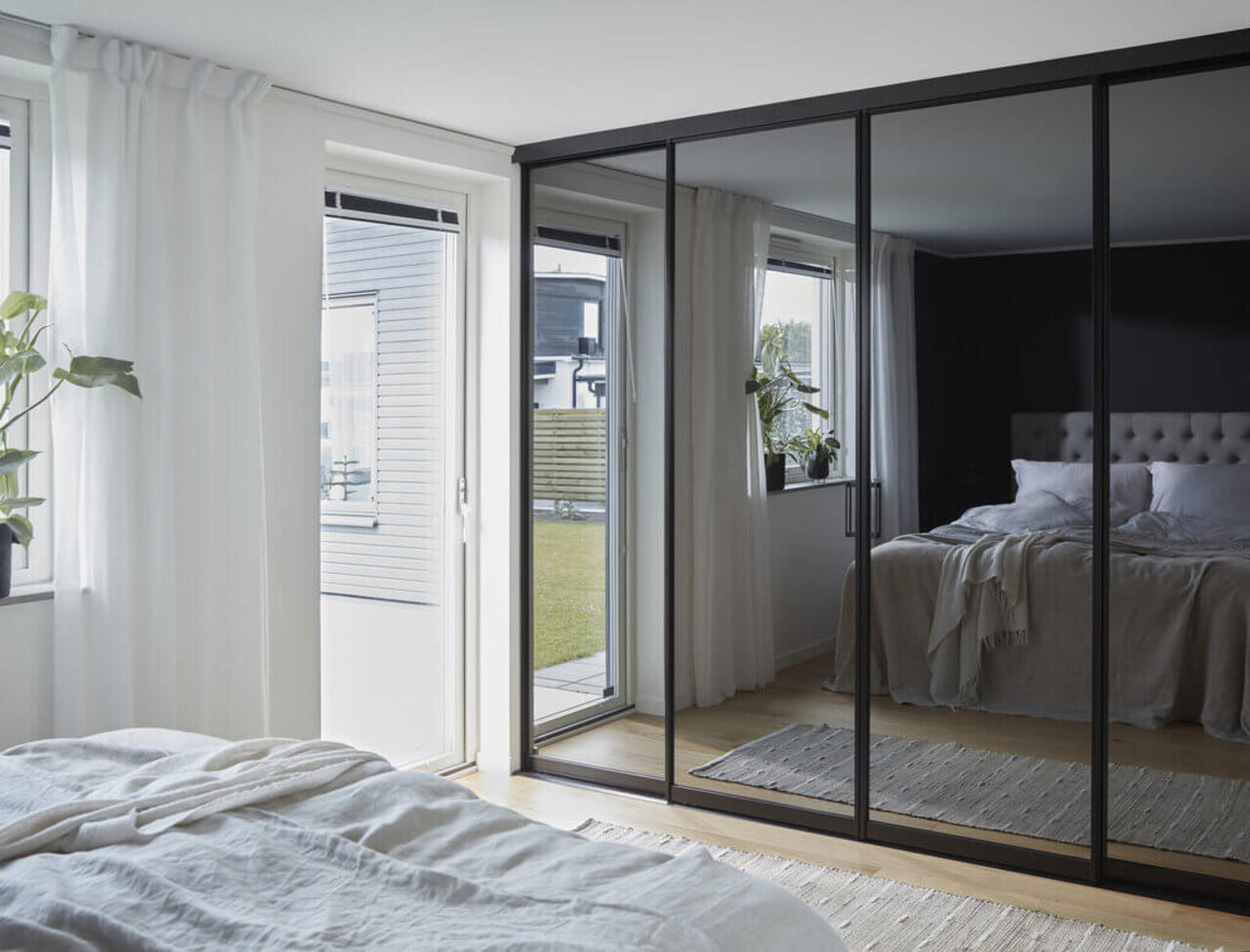 Inspirasjon - Skyvedør Nano svart med grått speil og grått glass Inspirasjon - Skyvedør Nano svart med grått speil og grått glass