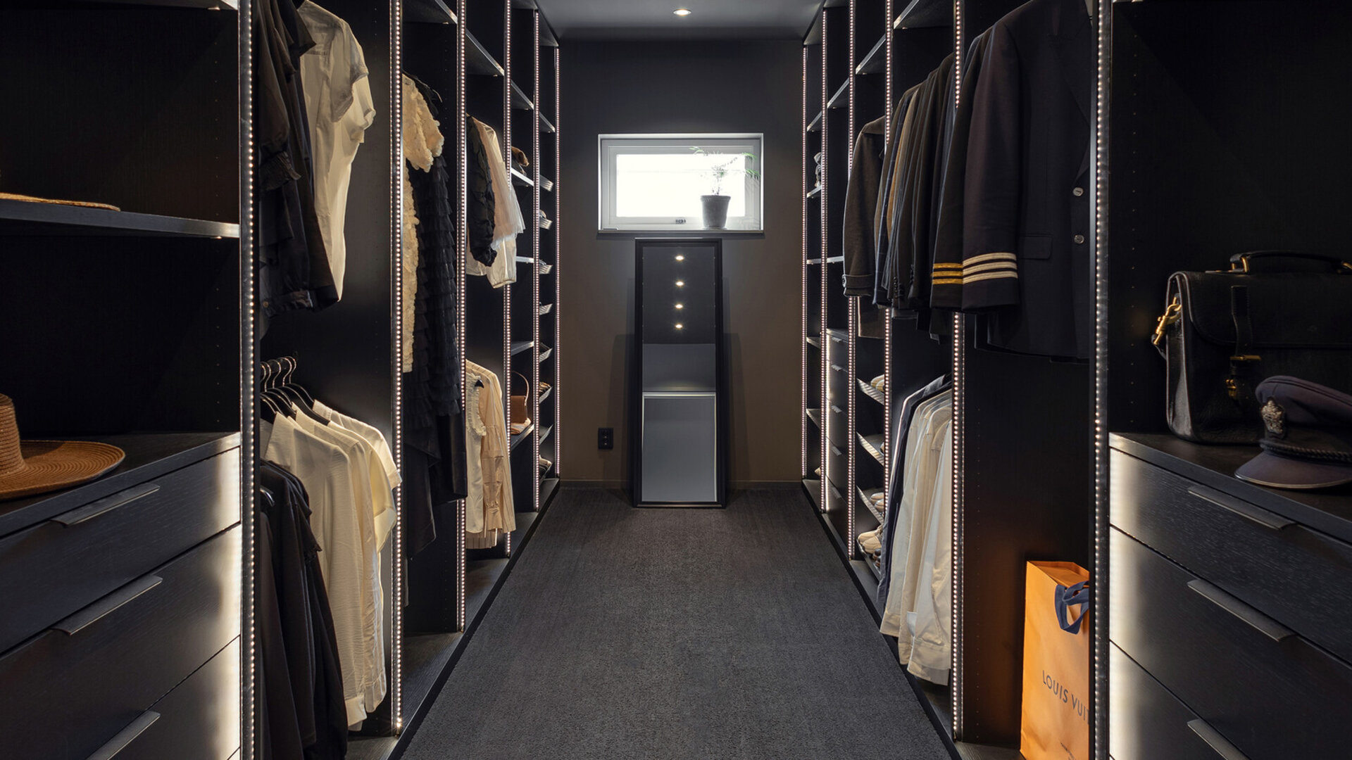Garderobeinspirasjon walk-in-closet innredning svart
