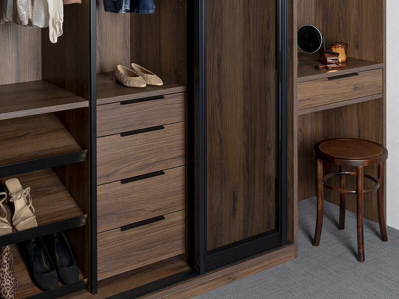 Garderobeinspirasjon Frontrow svart valnøt