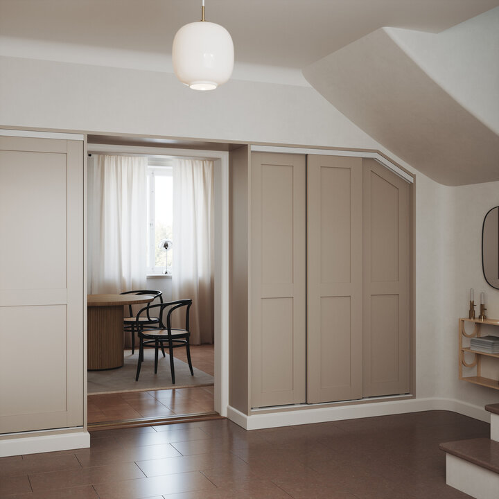 Garderobeinspirasjon Showstopper beige skråtak Garderobeinspirasjon Showstopper beige skråtak