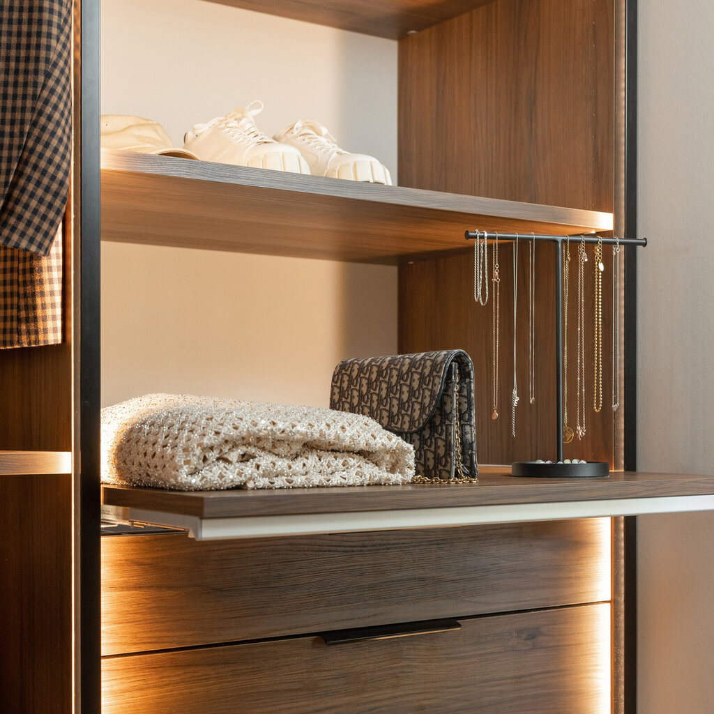 Garderobeinnredning hylle uttrekkbar