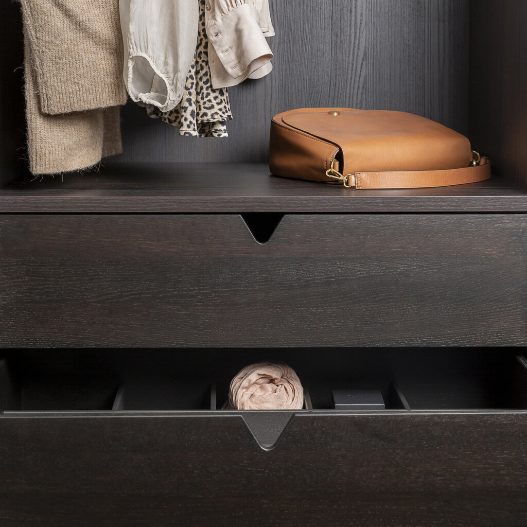 Garderobeinnredning skuffe røkt eik