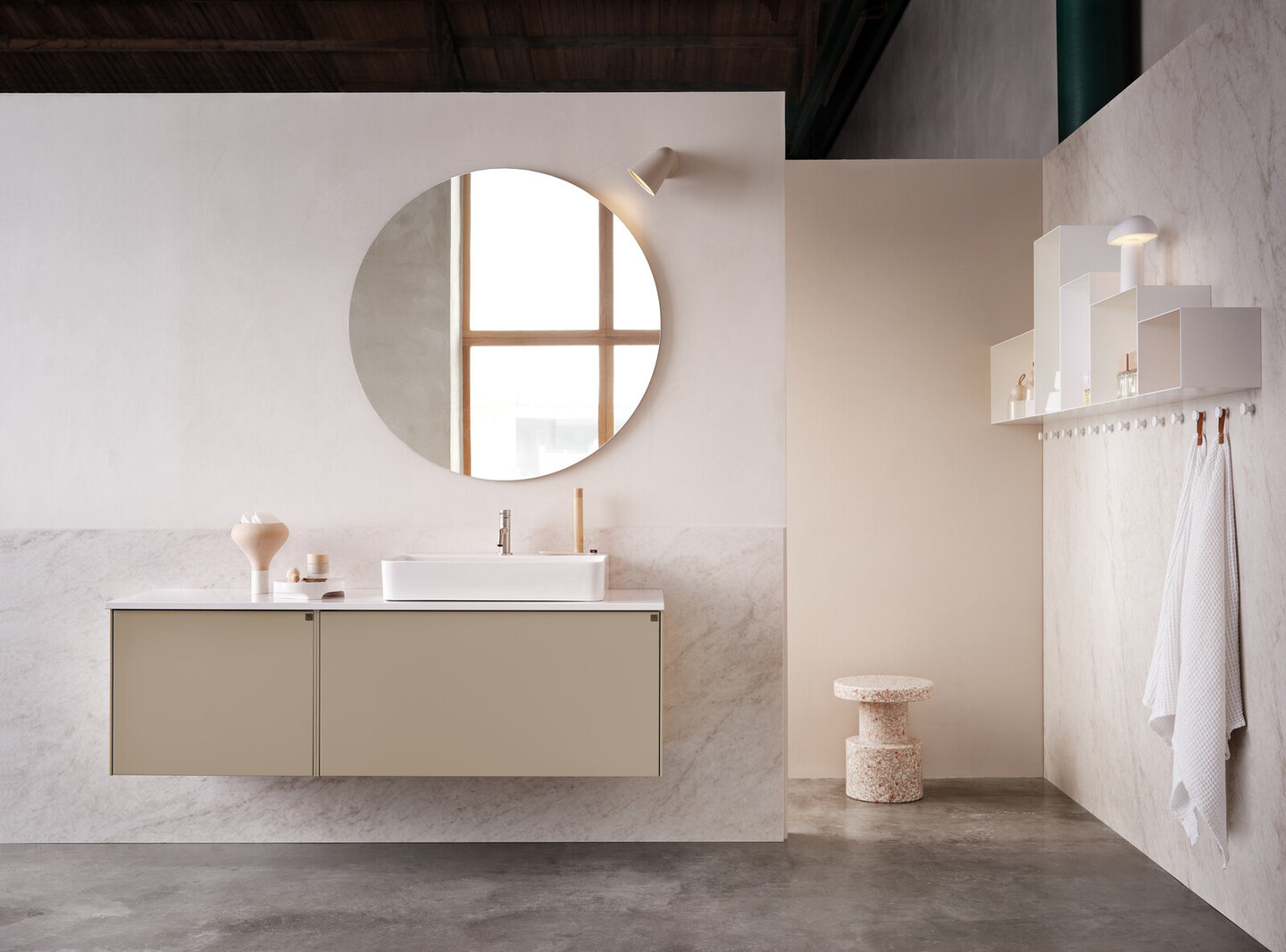 Baderomsinspirasjon Lessmore mørkebeige