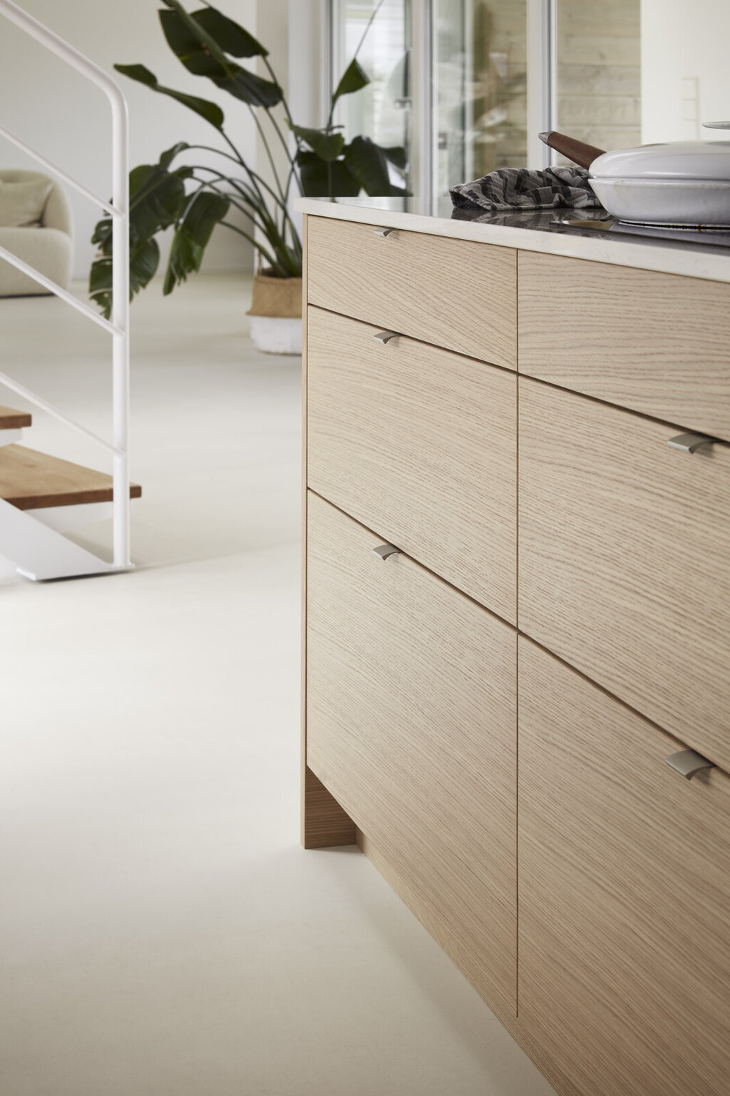 Kjøkkeninspiration Bistro eik hvitpigmentert og østersbeige