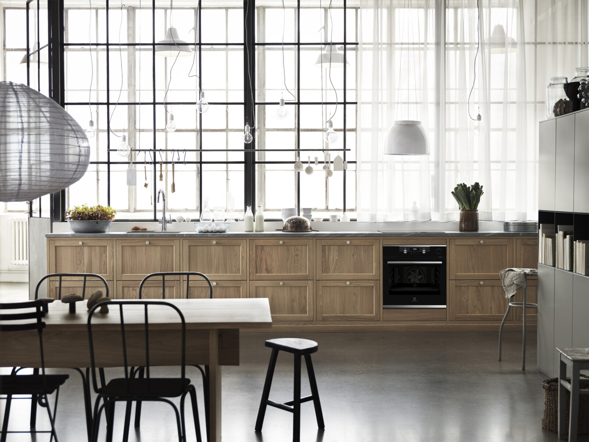 Kjøkkeninspirasjon Gastro eik hvitpigmentert og Bistro varmgrå