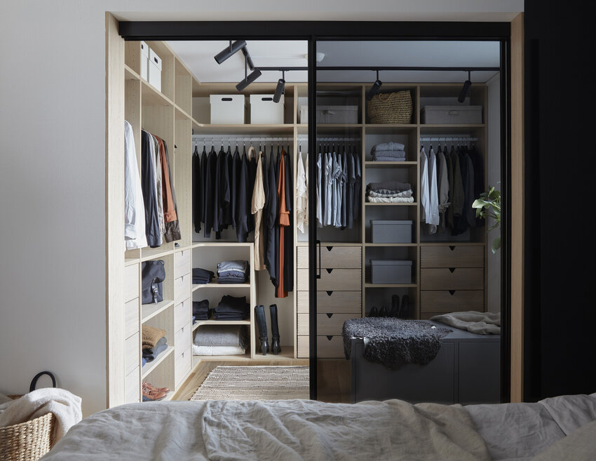 Garderobeinspirasjon Nano svart matt grått glass og innredning lys eik Garderobeinspirasjon Nano svart matt grått glass og innredning lys eik