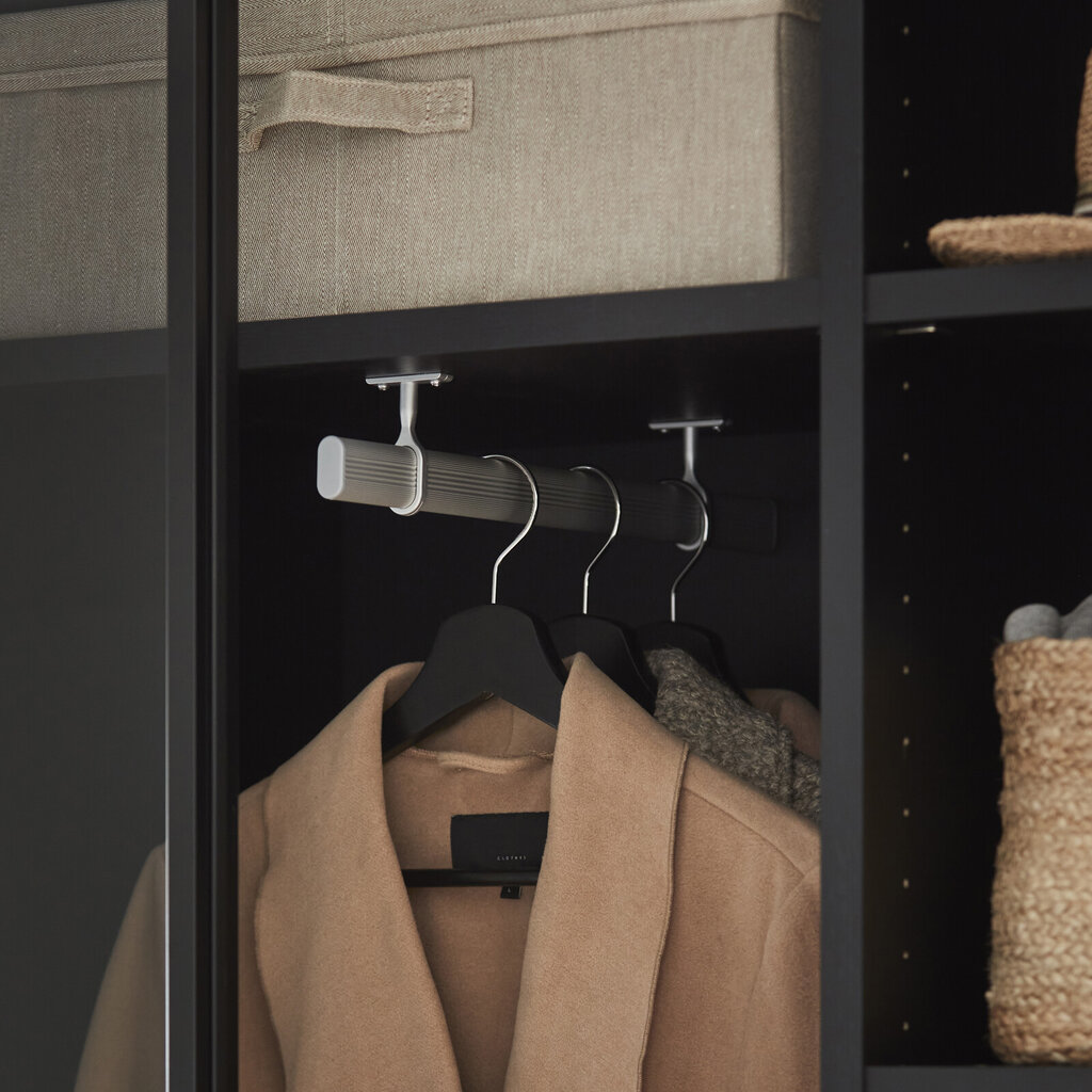 Garderobeinnredning klesstang tver