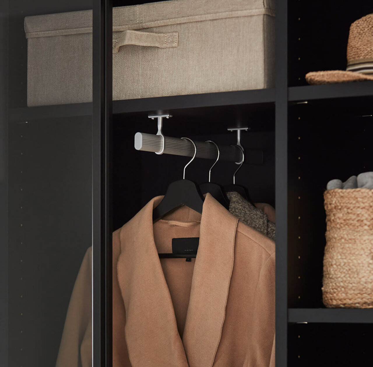 Svart garderobeskyvedør Nano grått glass