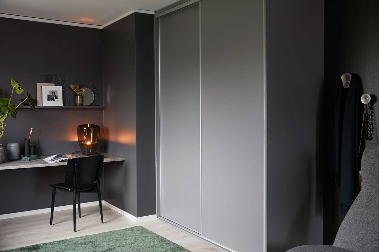 Grå garderobe med skyvedør Lounge sølv Grå garderobe med skyvedør Lounge sølv