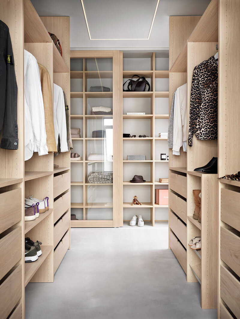 Walk-in closet garderobeinnredning parallell Walk-in closet garderobeinnredning parallell