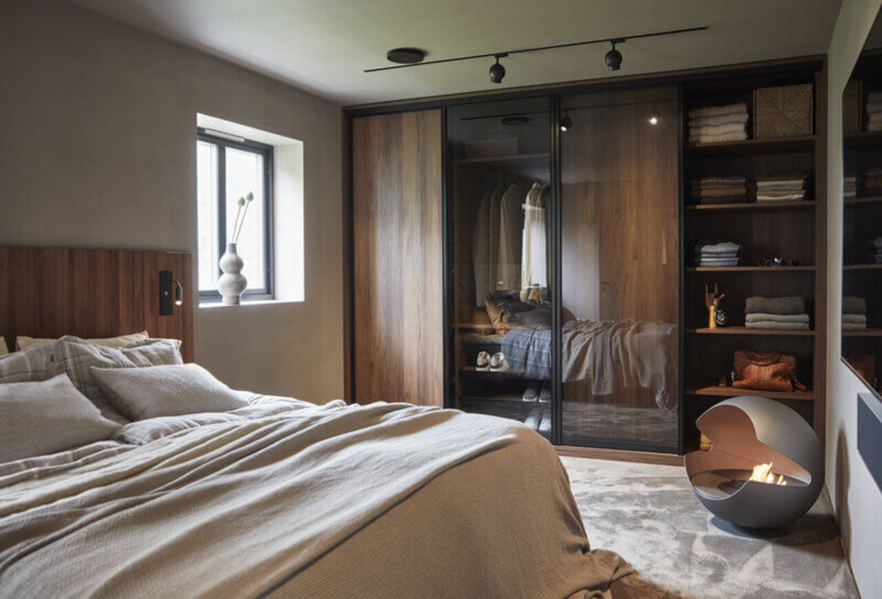 Garderobe på soverom med skyvedører Frontrow svart med valnøtt og grått glass Garderobe på soverom med skyvedører Frontrow svart med valnøtt og grått glass