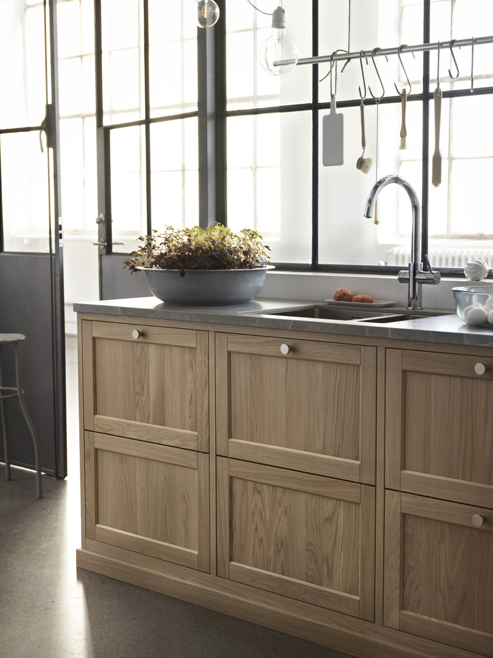 Kjøkkeninspirasjon Gastro eik hvitpigmentert og Bistro varmgrå